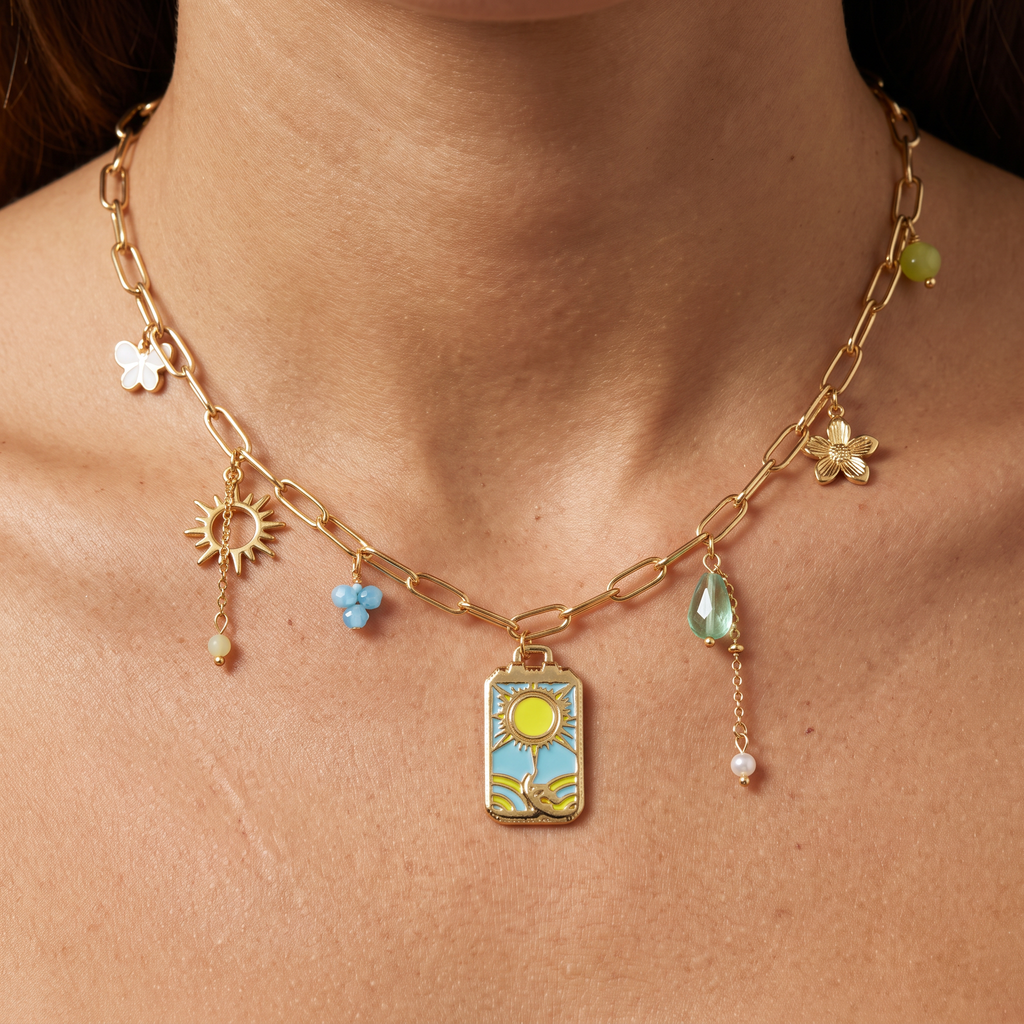 Collier charms soleil en émail coloré, porté