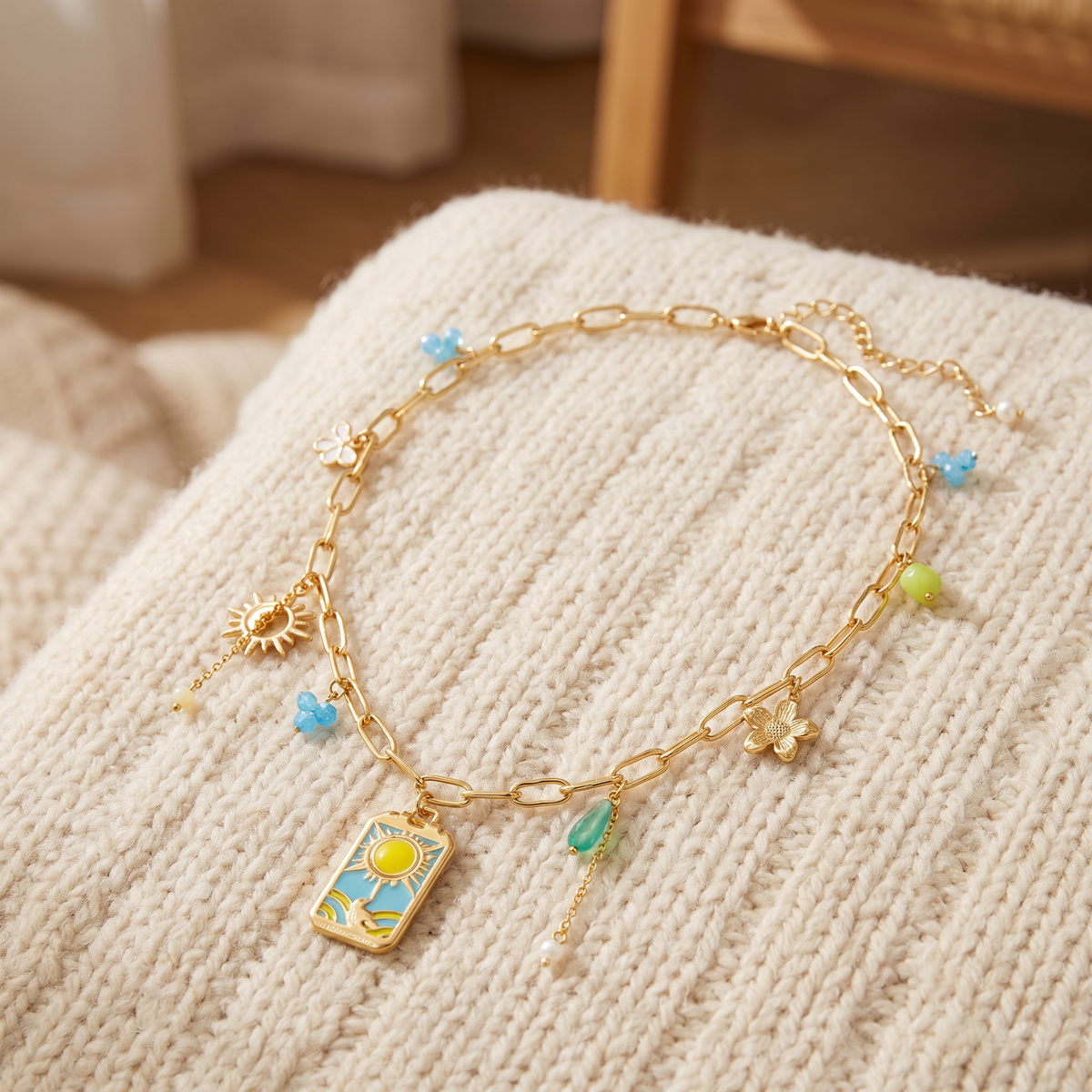 Collier charms soleil en émail coloré, porté en tenue