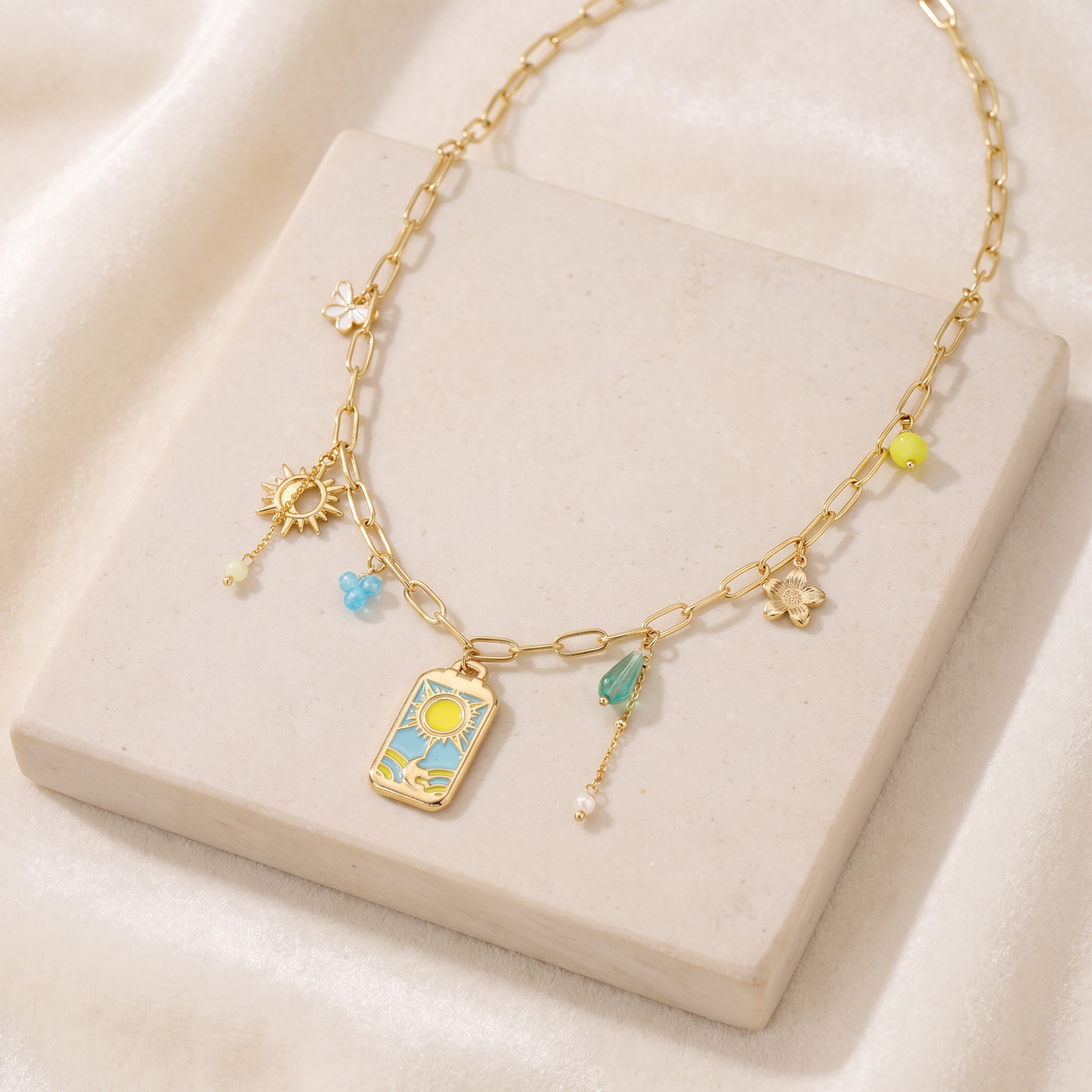 Collier charms soleil en émail coloré — Doré