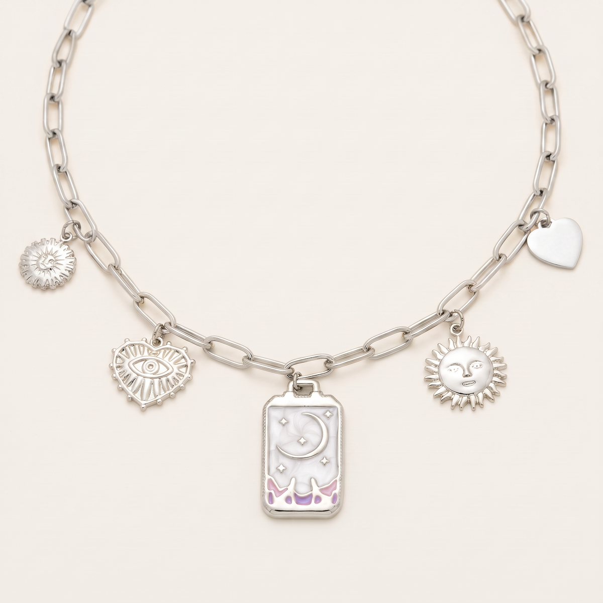 Collier charms lune et soleil en émail, détail du motif, argenté