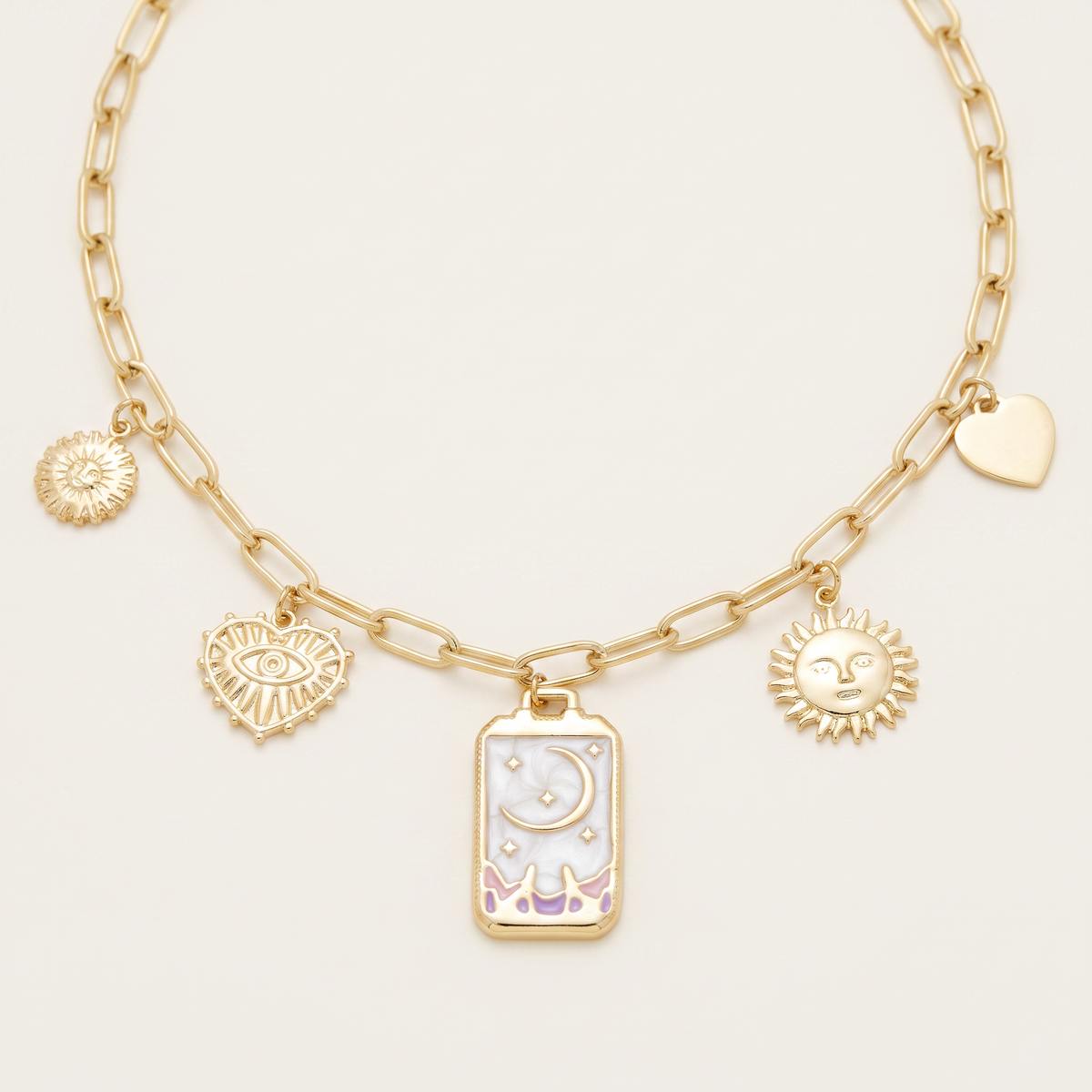 Collier charms lune et soleil en émail, détail du motif, doré