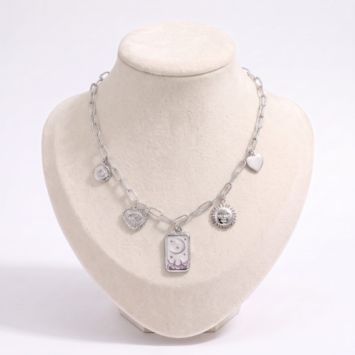 Collier charms lune et soleil en émail, vue de face, argenté