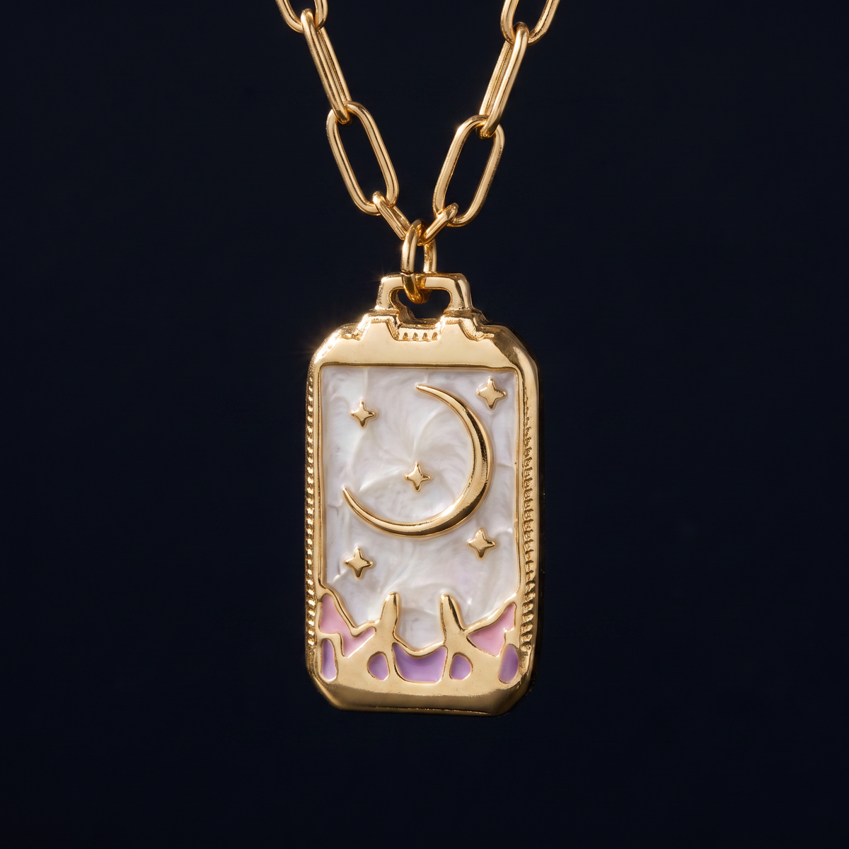 Collier charms lune et soleil en émail, motif en gros plan