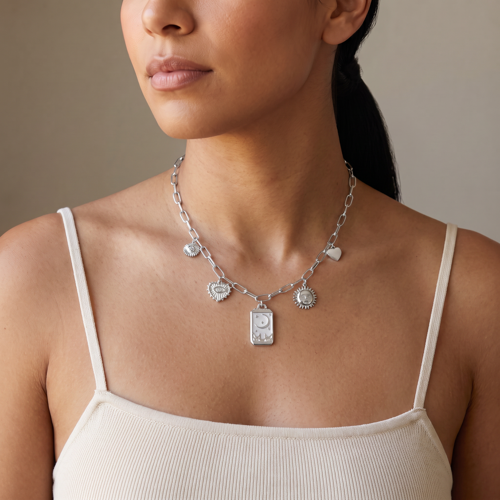 Collier charms lune et soleil en émail, porté mi-corps, argenté