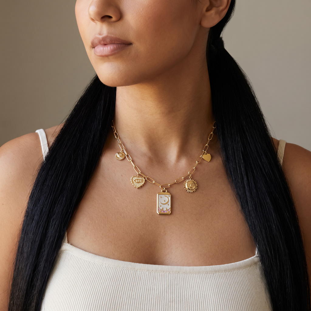 Collier charms lune et soleil en émail, porté mi-corps, doré