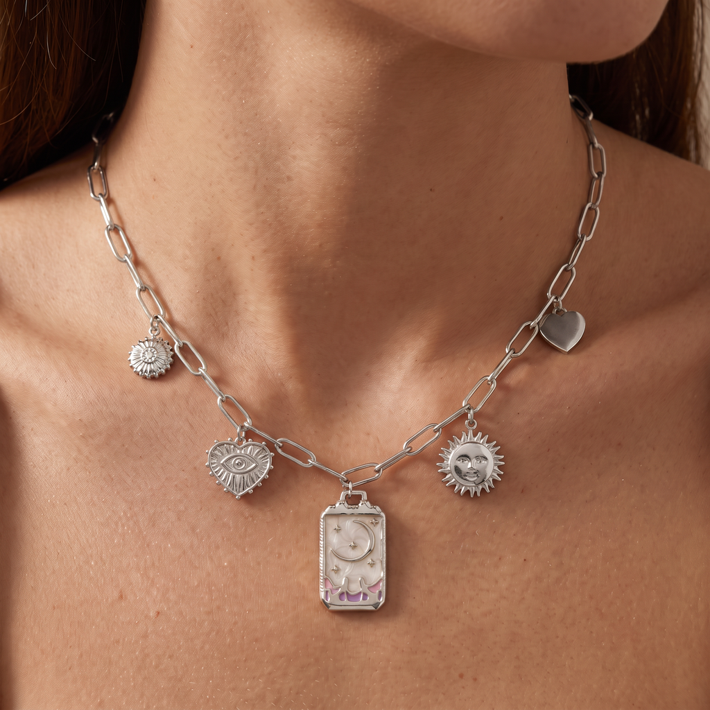 Collier charms lune et soleil en émail, porté, argenté