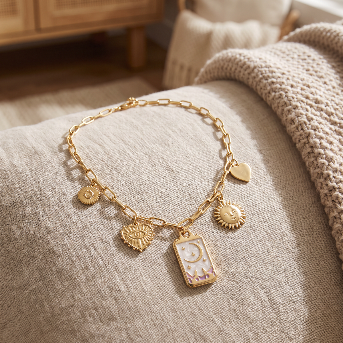 Collier charms lune et soleil en émail, porté en tenue, doré
