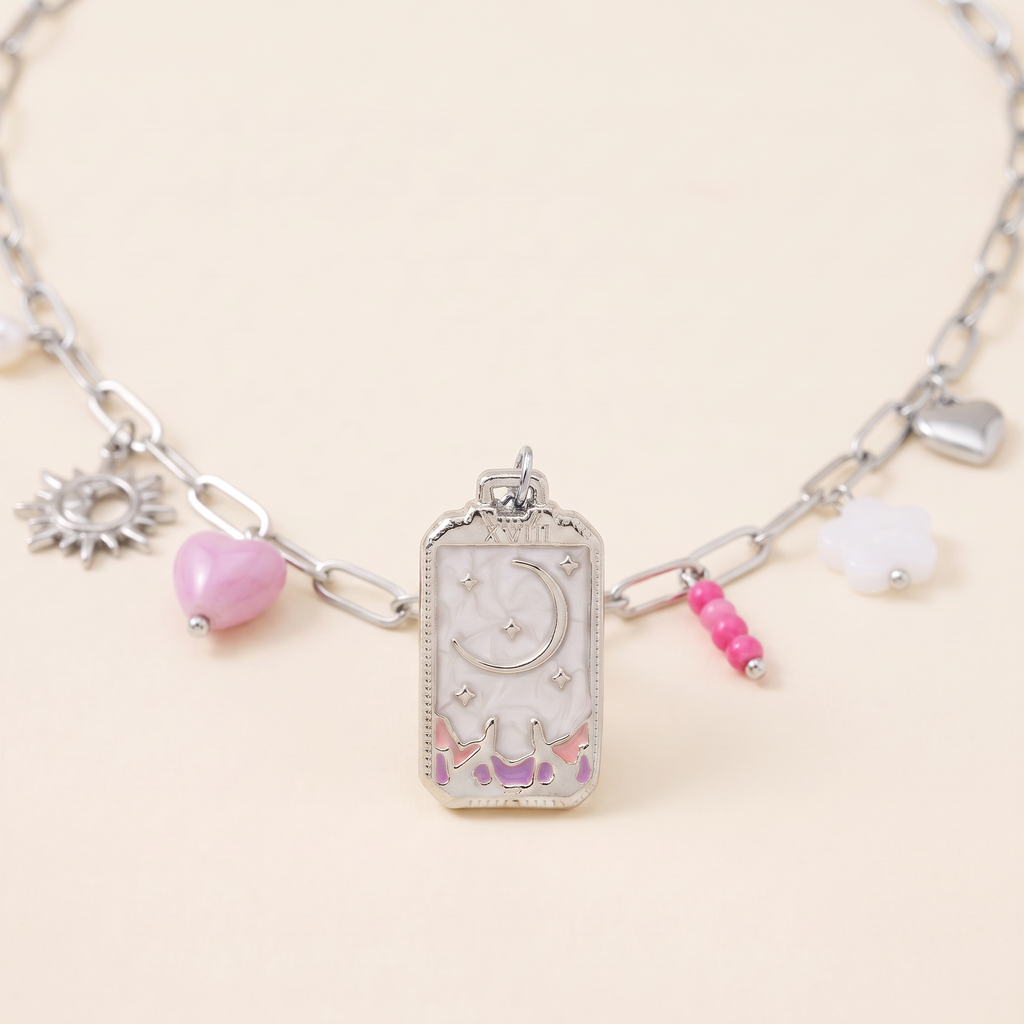 Collier charms lune en émail coloré, détail du motif, argenté