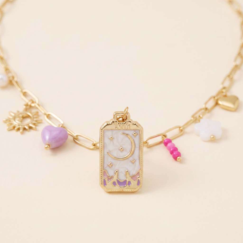 Collier charms lune en émail coloré, détail du motif, doré