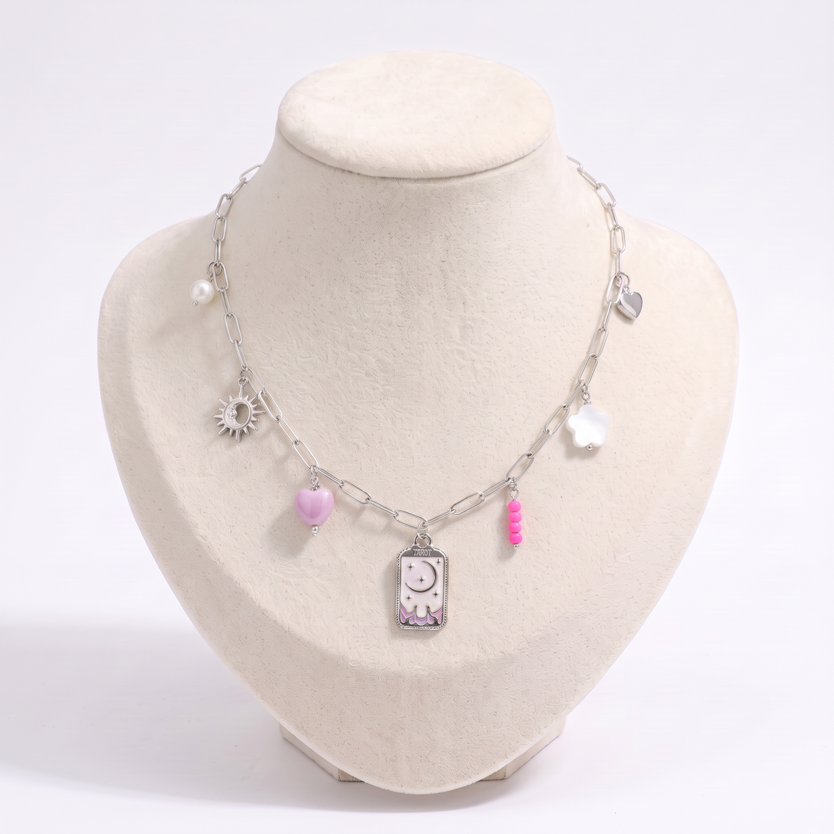 Collier charms lune en émail coloré, vue de face, argenté