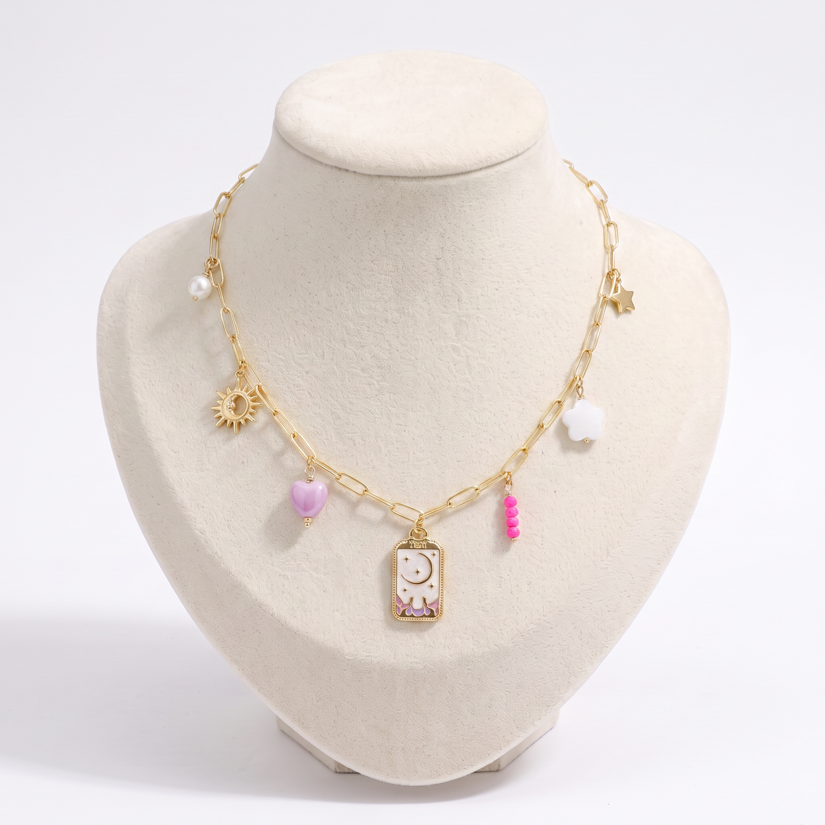 Collier charms lune en émail coloré, vue de face, doré