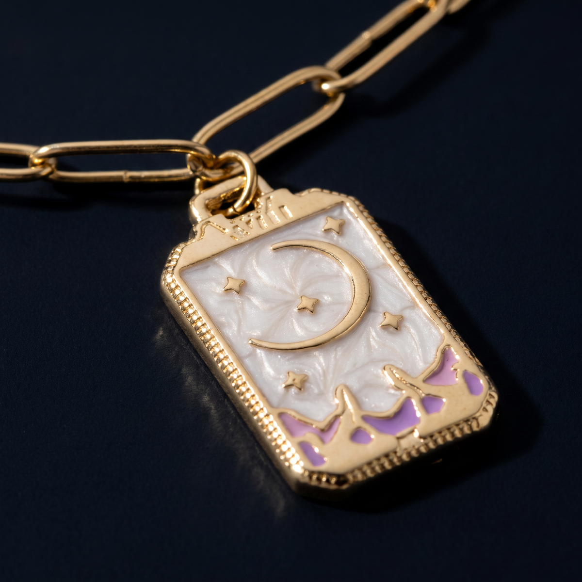 Collier charms lune en émail coloré, motif en gros plan