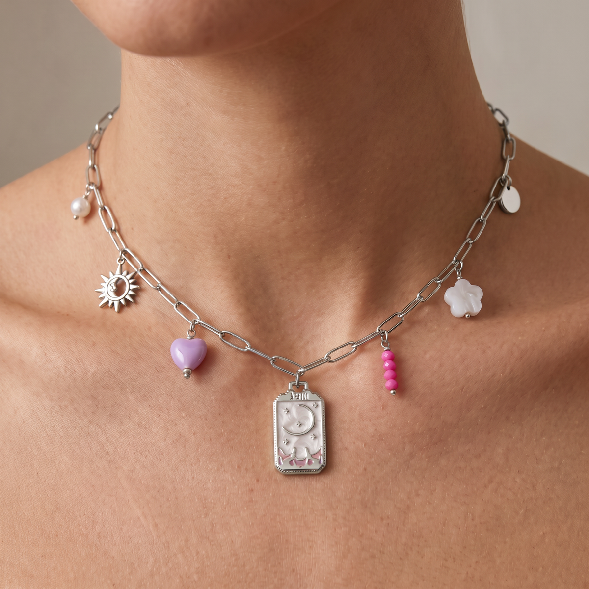 Collier charms lune en émail coloré, porté, argenté