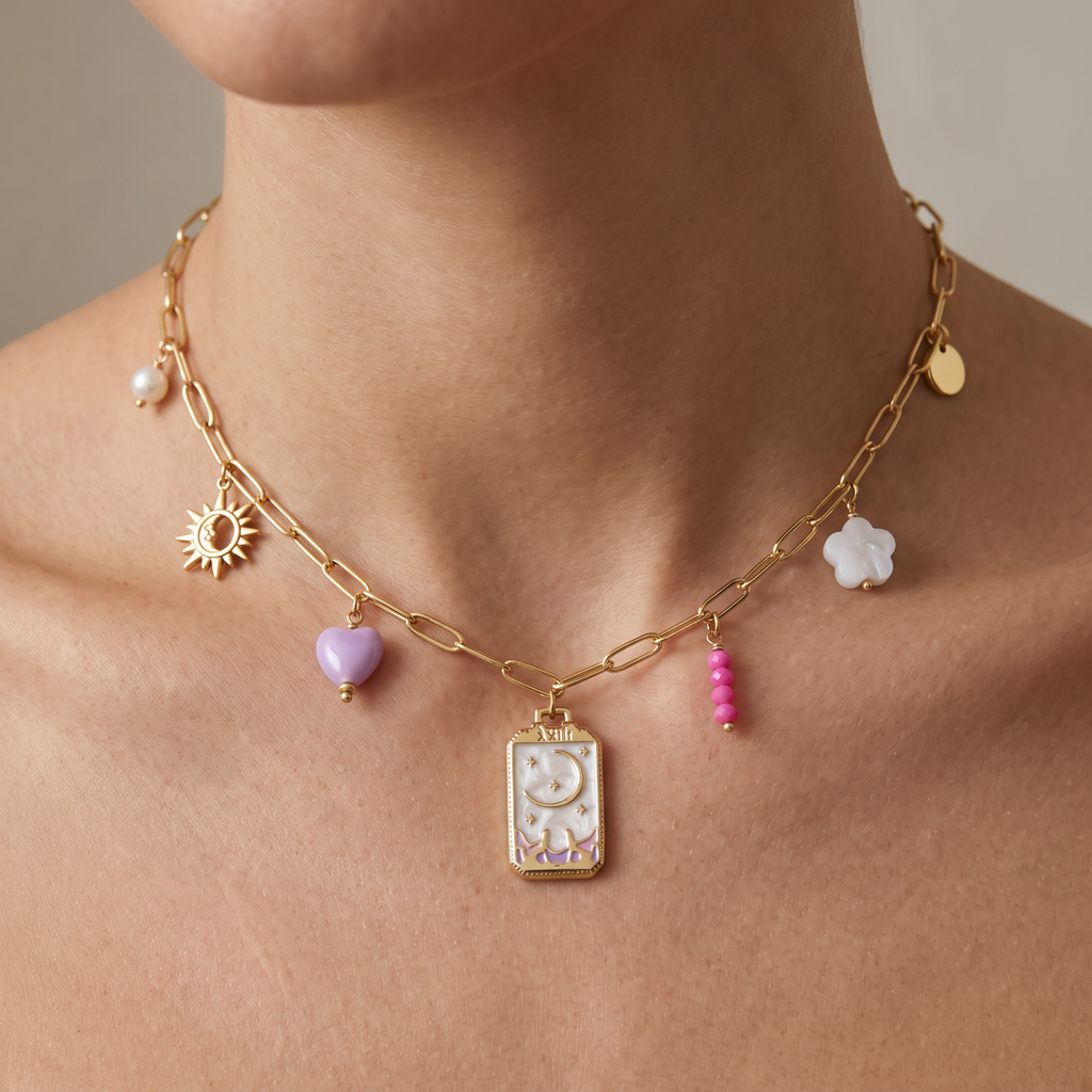 Collier charms lune en émail coloré, porté, doré