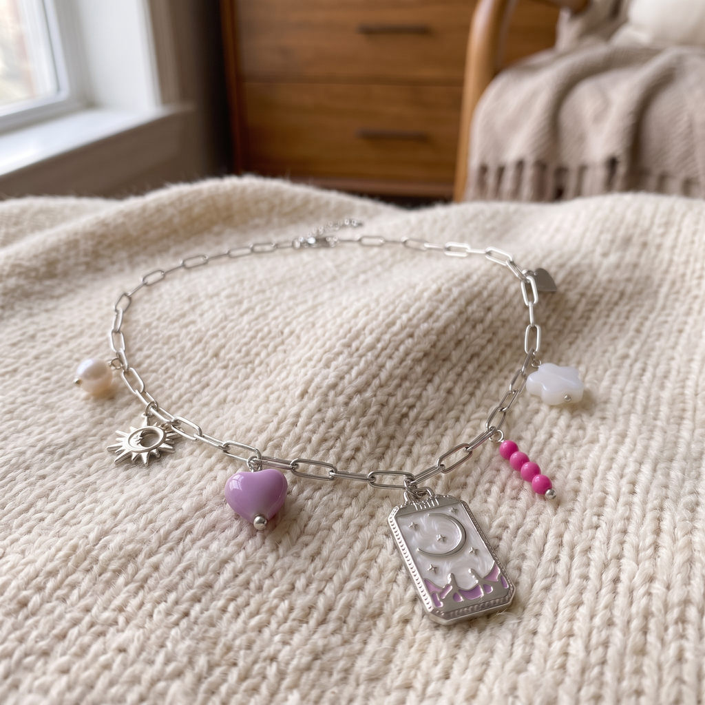 Collier charms lune en émail coloré, porté en tenue, argenté