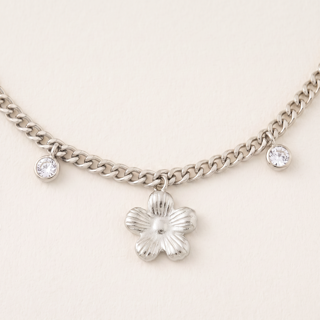 Collier fleur à strass, détail du motif, argenté