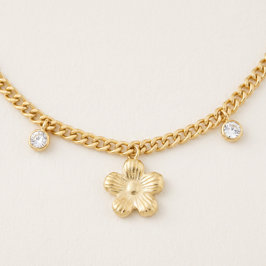 Collier fleur à strass, détail du motif, doré