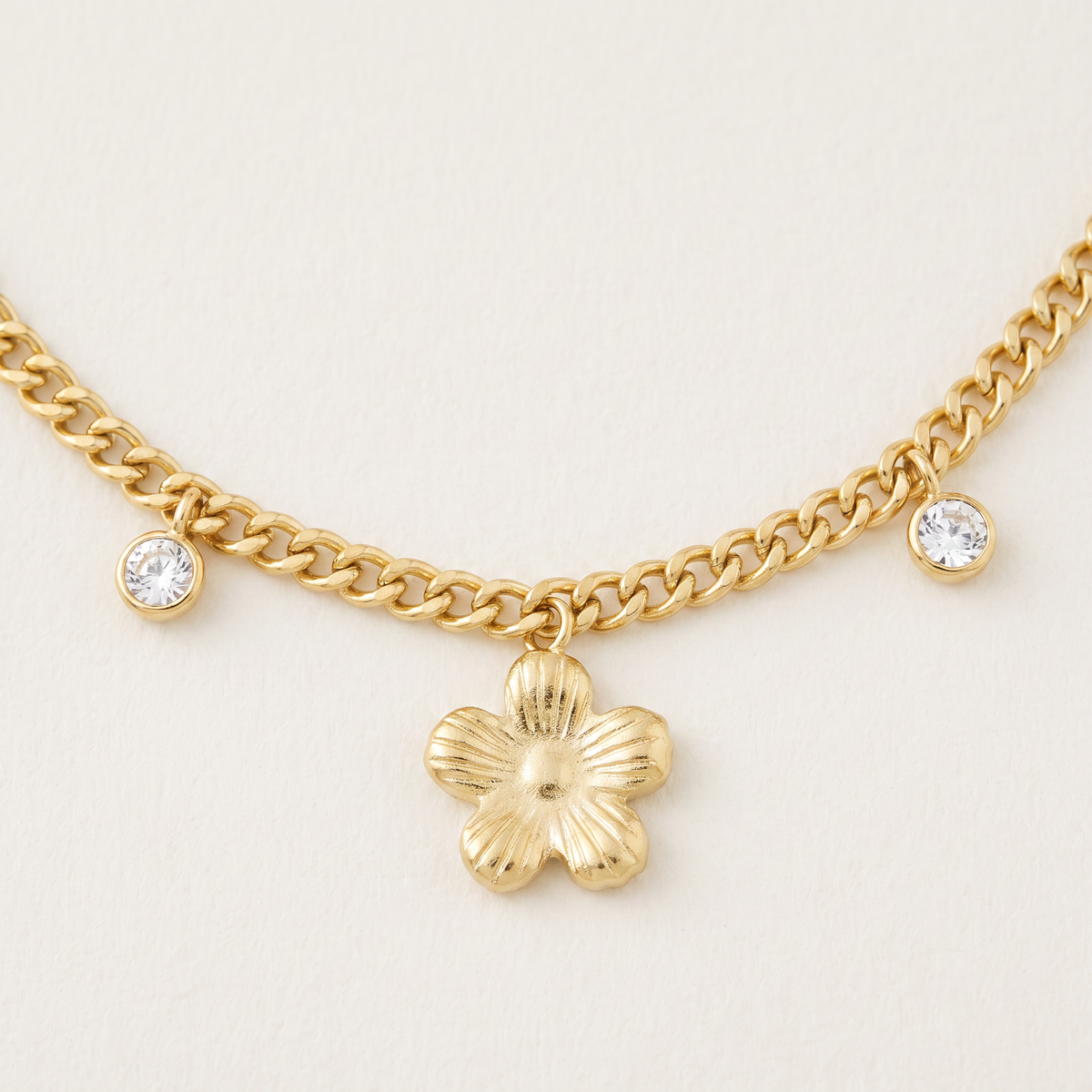 Collier fleur à strass, détail du motif, doré