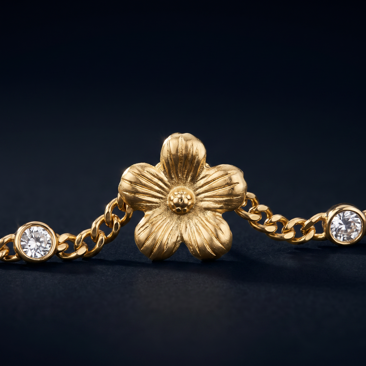 Collier fleur à strass, motif en gros plan