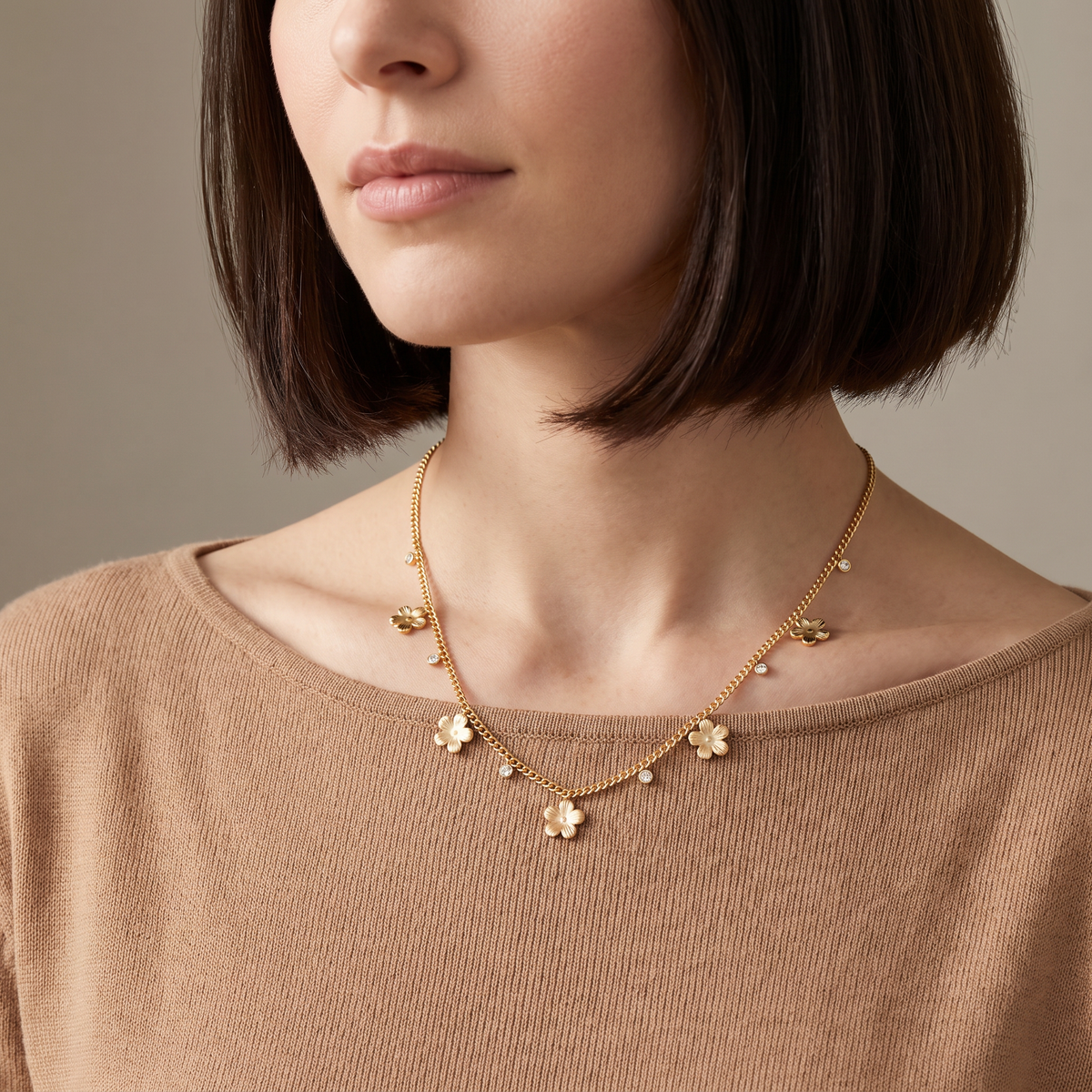 Collier fleur à strass, porté mi-corps
