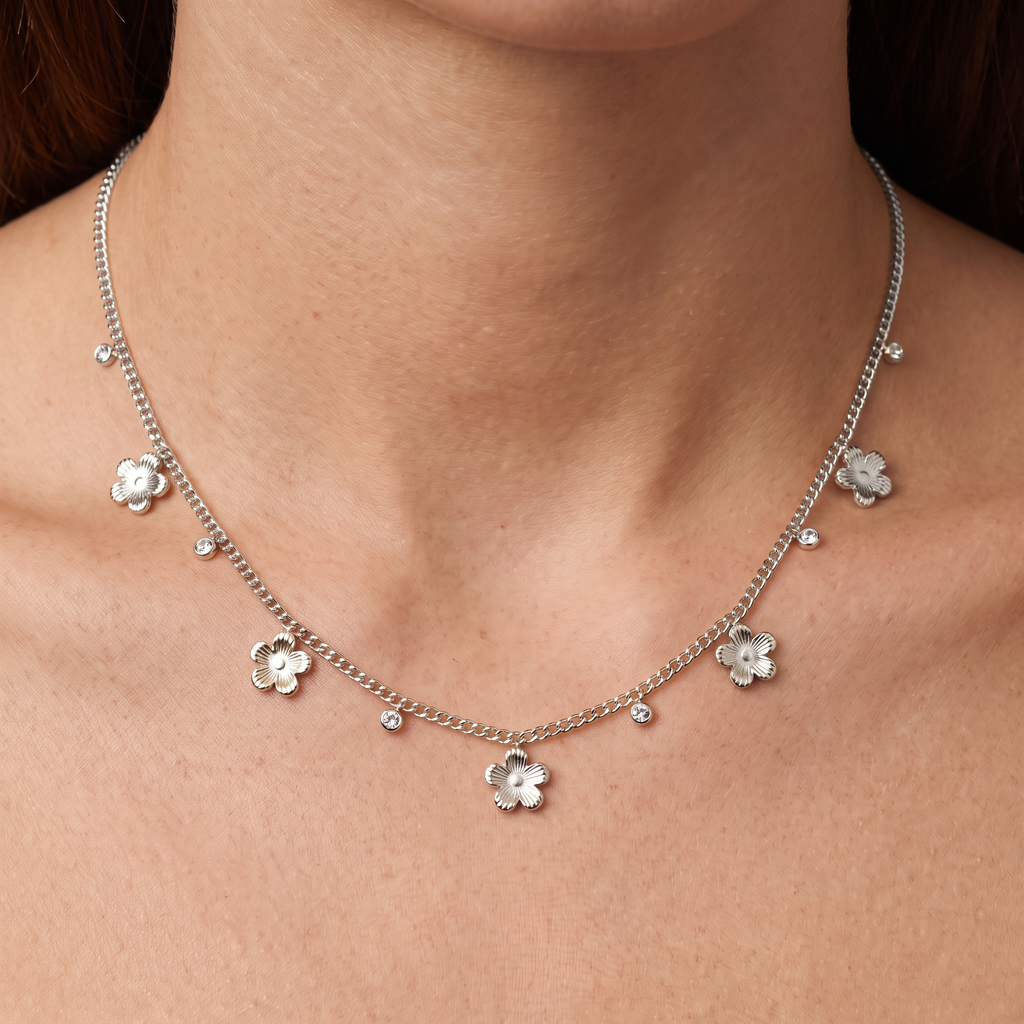 Collier fleur à strass, porté, argenté