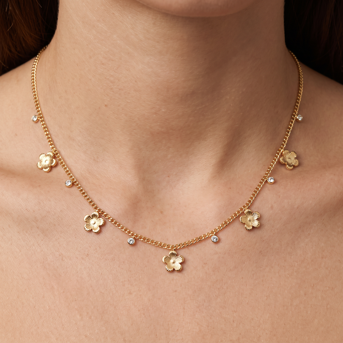 Collier fleur à strass, porté, doré