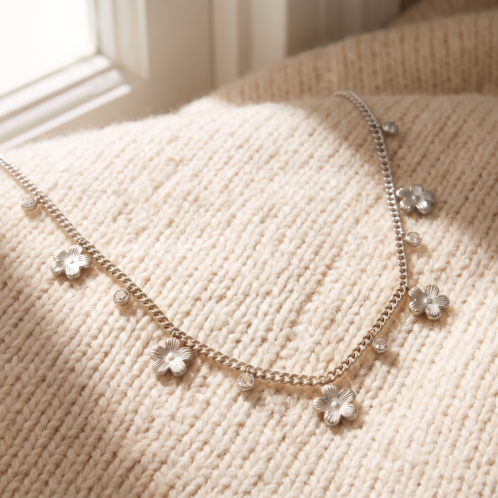 Collier fleur à strass, porté en tenue, argenté