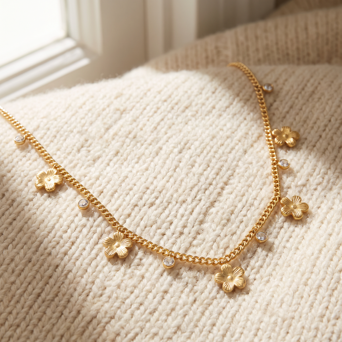Collier fleur à strass, porté en tenue, doré