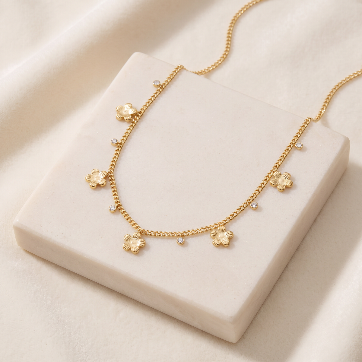 Collier fleur à strass — Doré