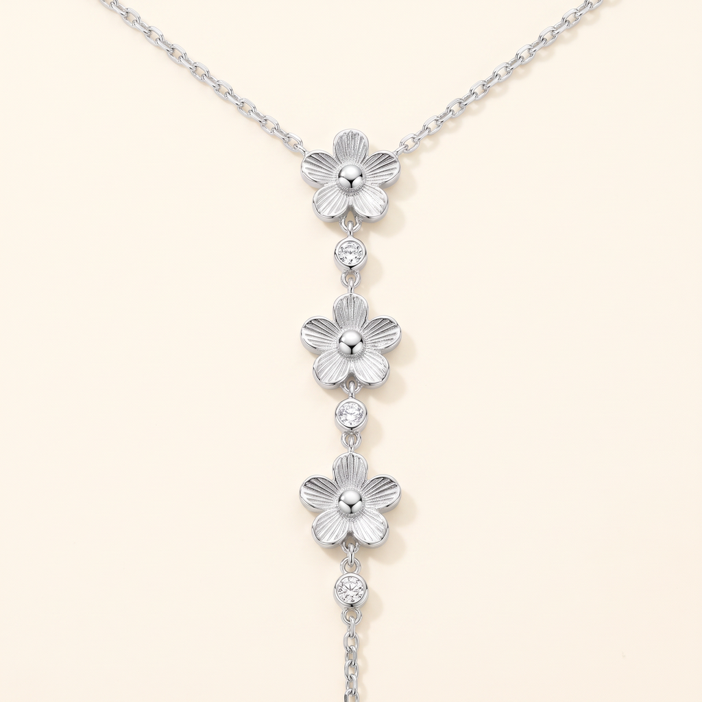 Collier marguerite à strass, détail du motif, argenté