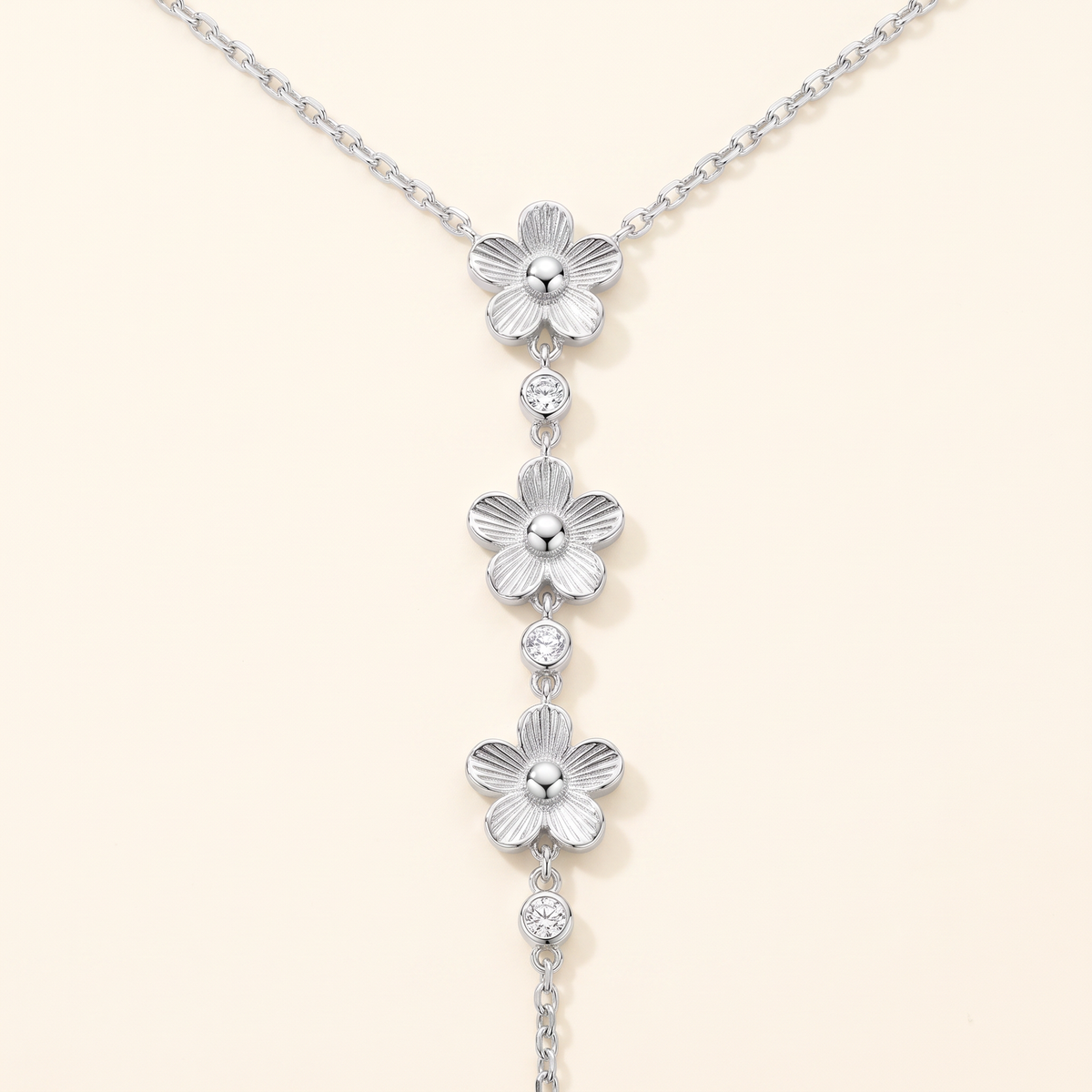 Collier marguerite à strass, détail du motif, argenté