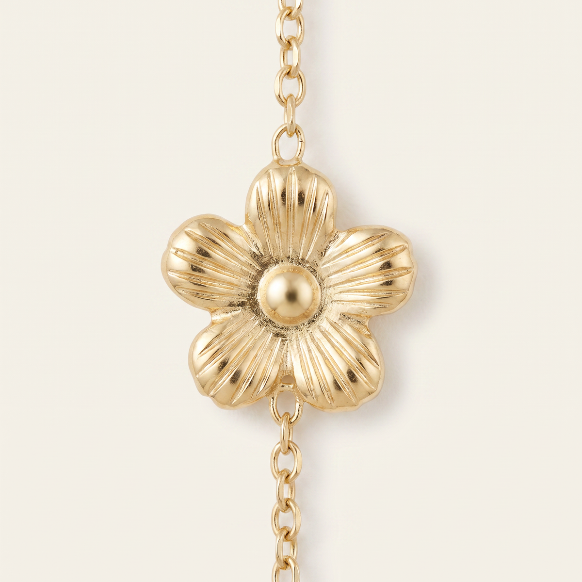 Collier marguerite à strass, détail du motif, doré