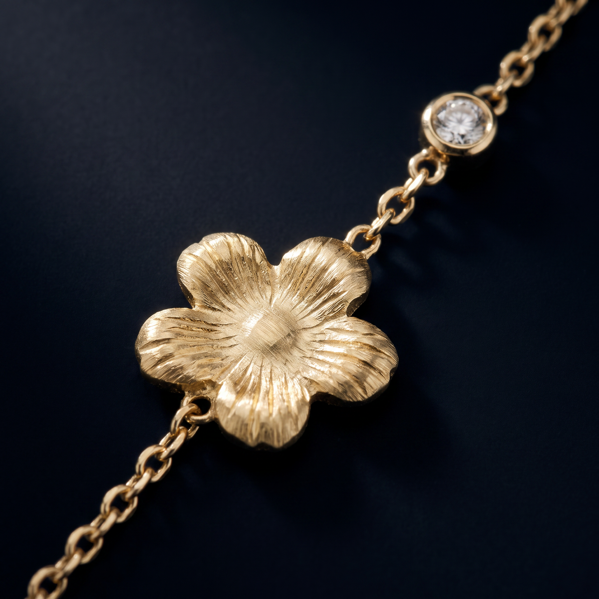 Collier marguerite à strass, motif en gros plan