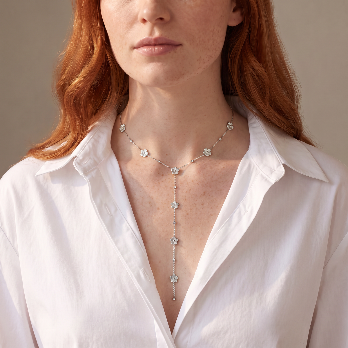 Collier marguerite à strass, porté mi-corps, argenté