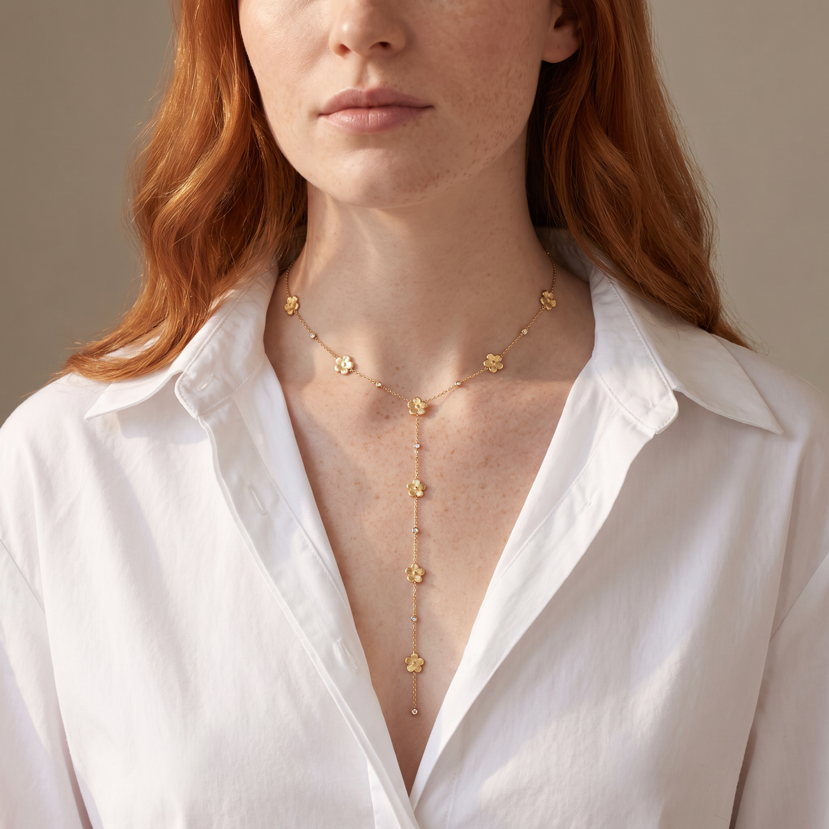 Collier marguerite à strass, porté mi-corps