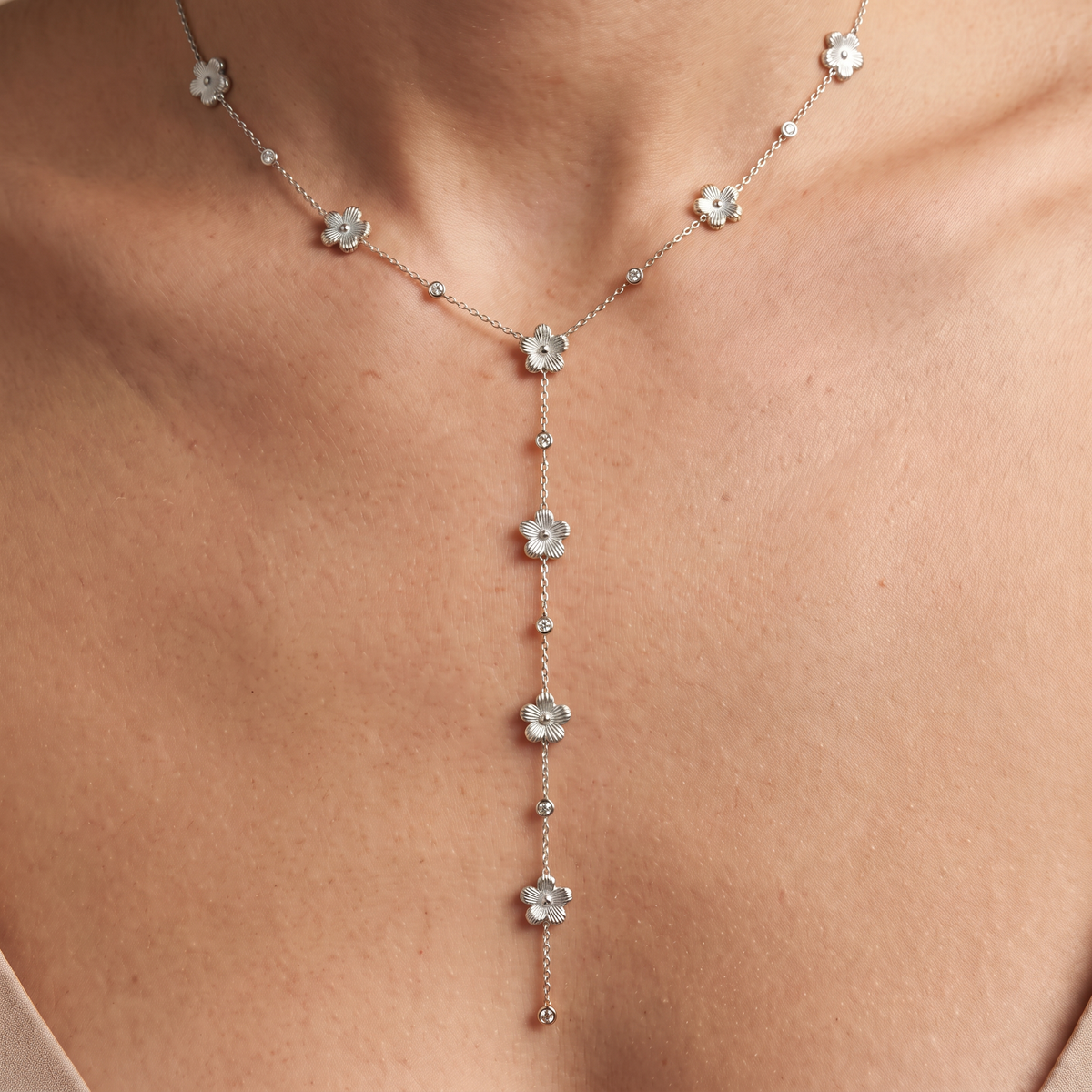 Collier marguerite à strass, porté, argenté