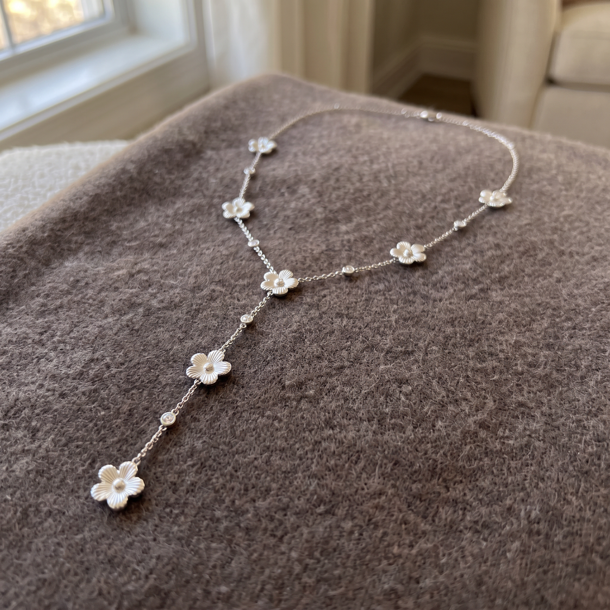 Collier marguerite à strass, porté en tenue, argenté