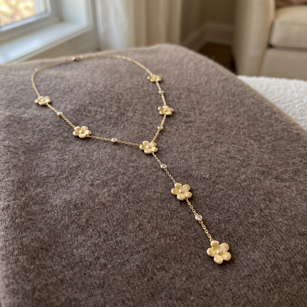 Collier marguerite à strass, porté en tenue, doré
