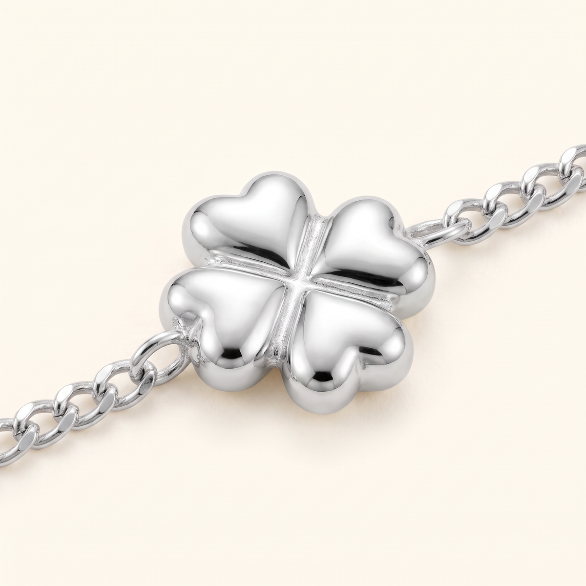 Collier trèfle à strass sur chaîne, détail du motif, argenté