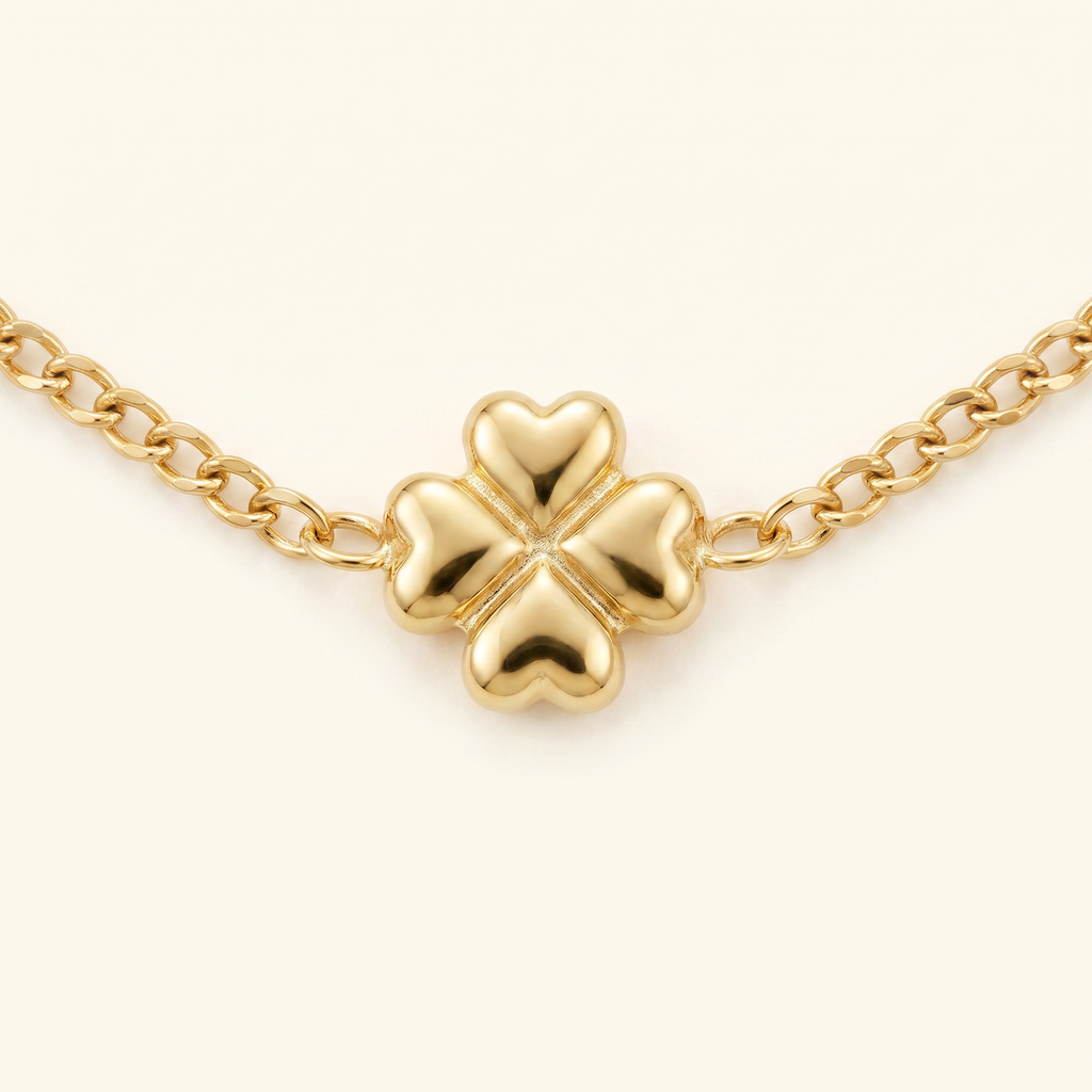 Collier trèfle à strass sur chaîne, détail du motif, doré