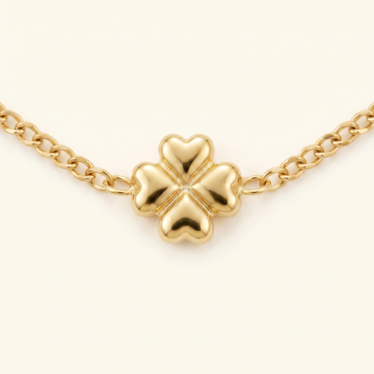 Collier trèfle à strass sur chaîne, détail du motif, doré