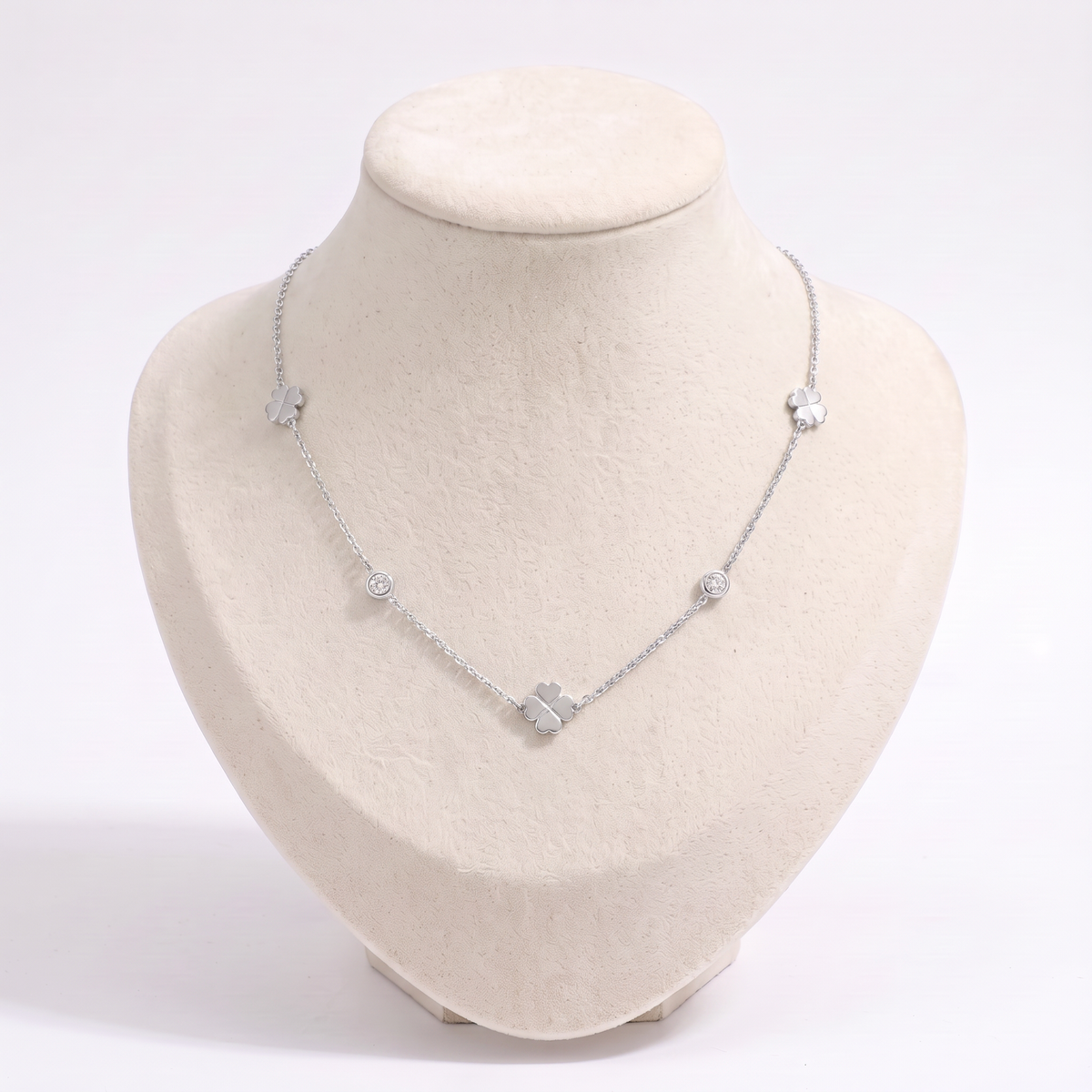 Collier trèfle à strass sur chaîne, vue de face, argenté