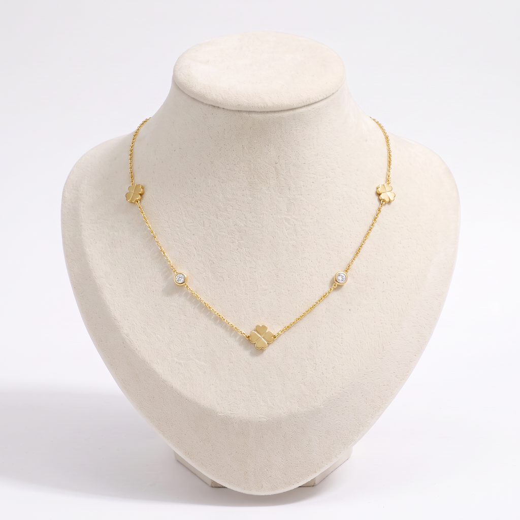 Collier trèfle à strass sur chaîne, vue de face, doré
