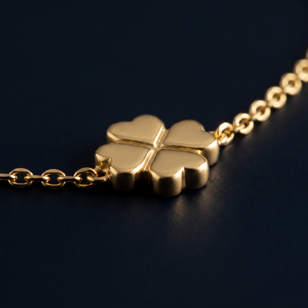 Collier trèfle à strass sur chaîne, motif en gros plan
