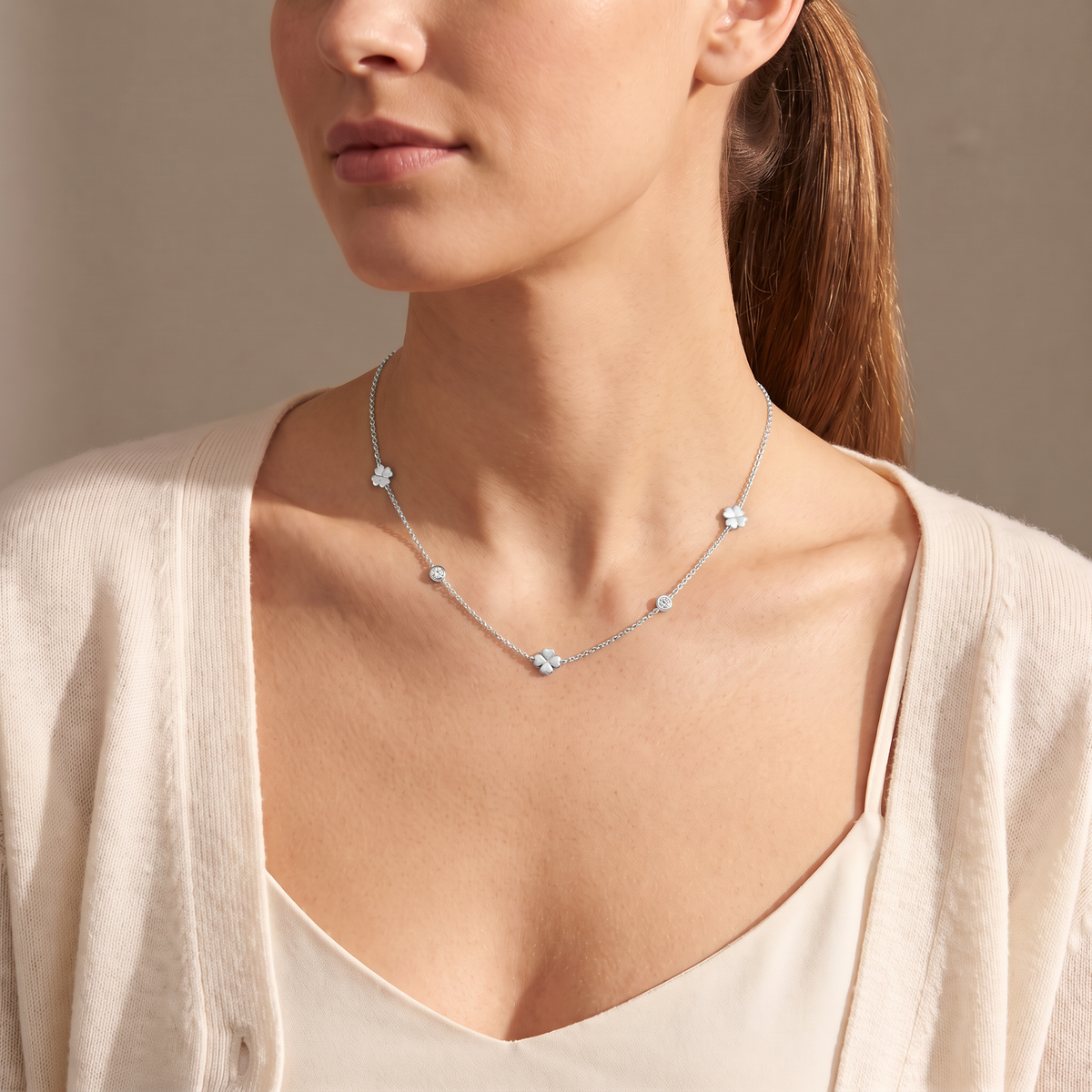 Collier trèfle à strass sur chaîne, porté mi-corps, argenté