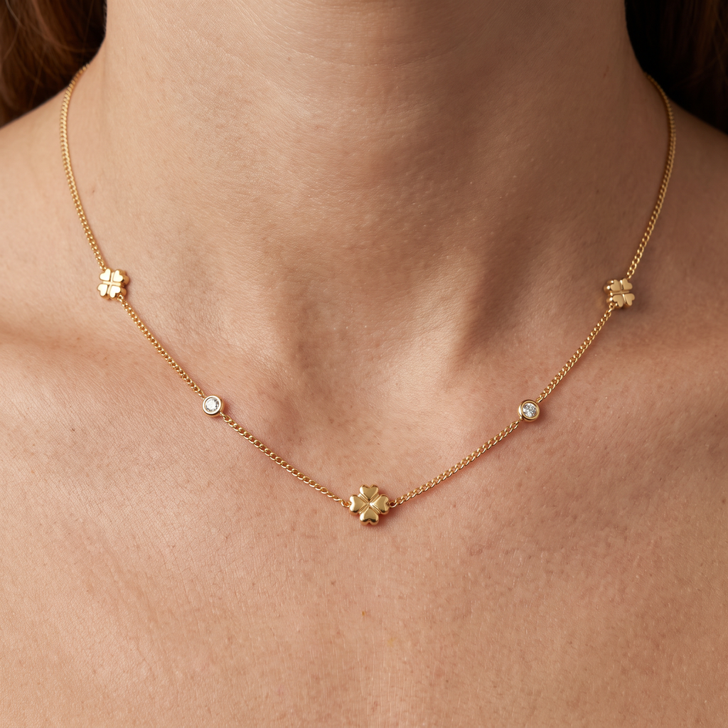 Collier trèfle à strass sur chaîne, porté, doré