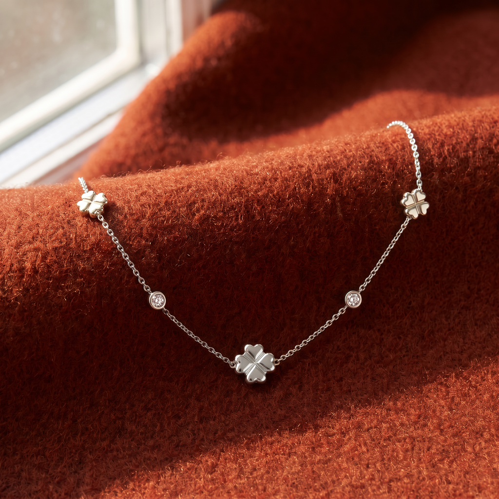 Collier trèfle à strass sur chaîne, porté en tenue, argenté