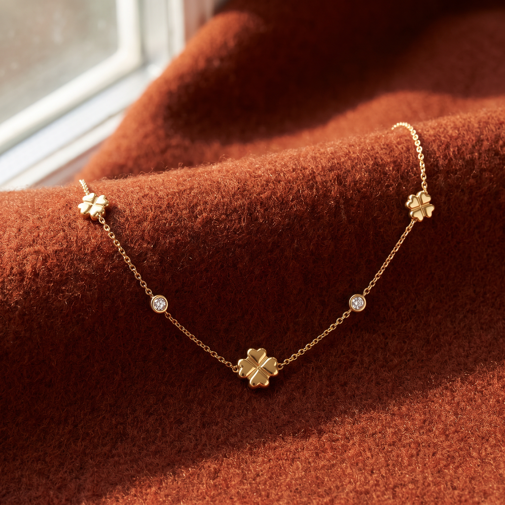 Collier trèfle à strass sur chaîne, porté en tenue, doré