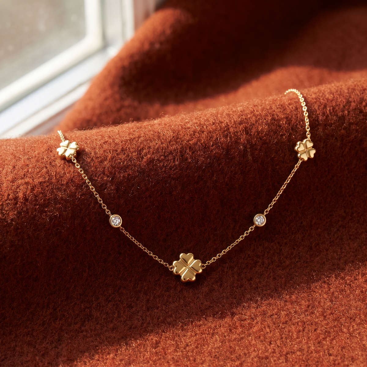 Collier trèfle à strass sur chaîne, porté en tenue, doré