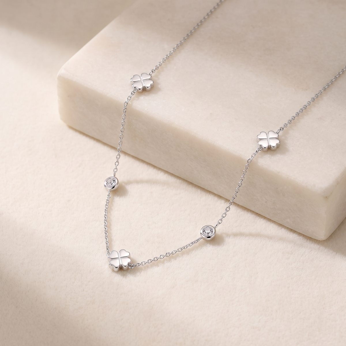 Collier trèfle à strass sur chaîne — Argenté